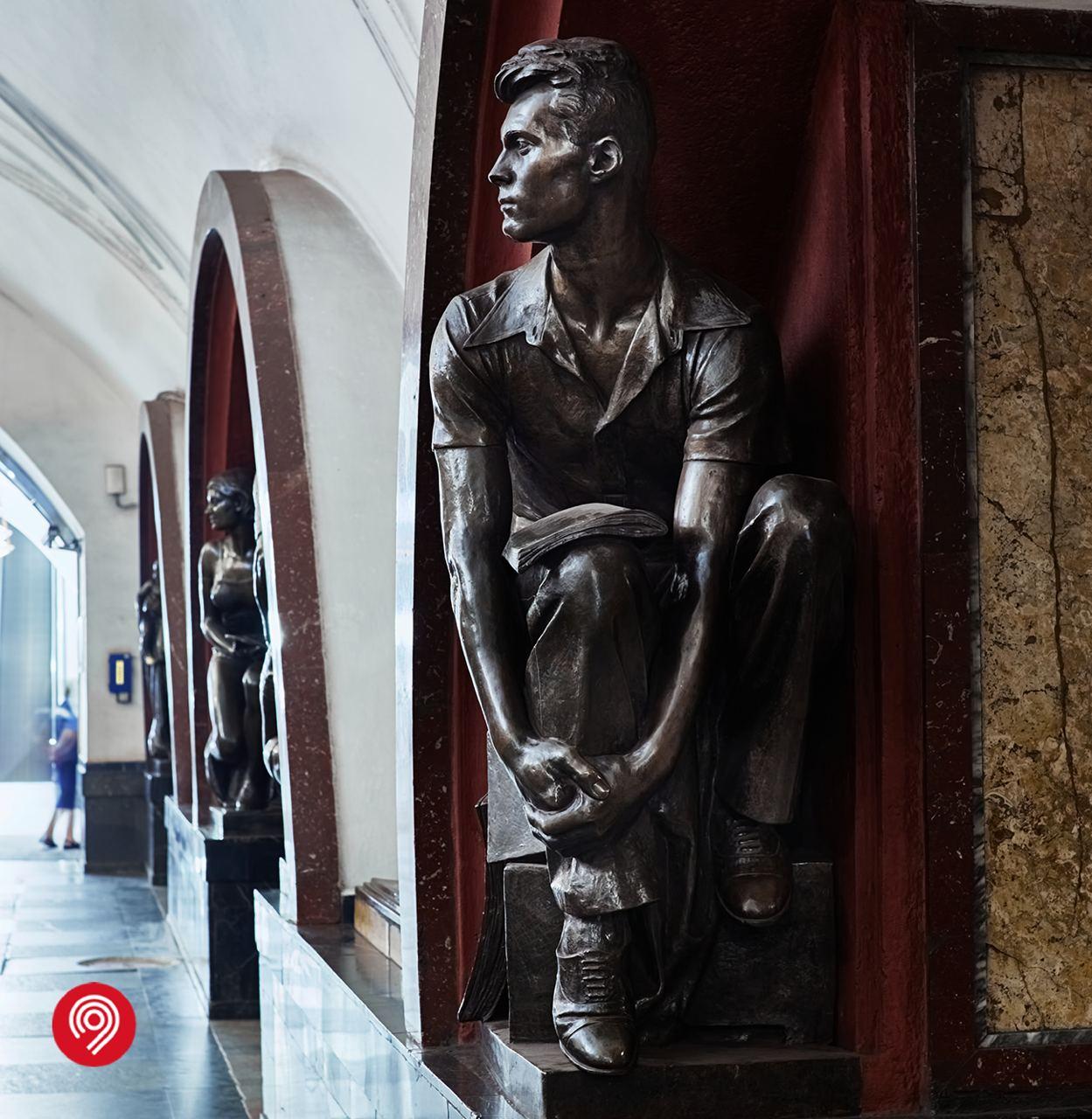 Скульптуры на станции метро "Площадь Революции" Скульптуры на станции метро "Площадь Революции"