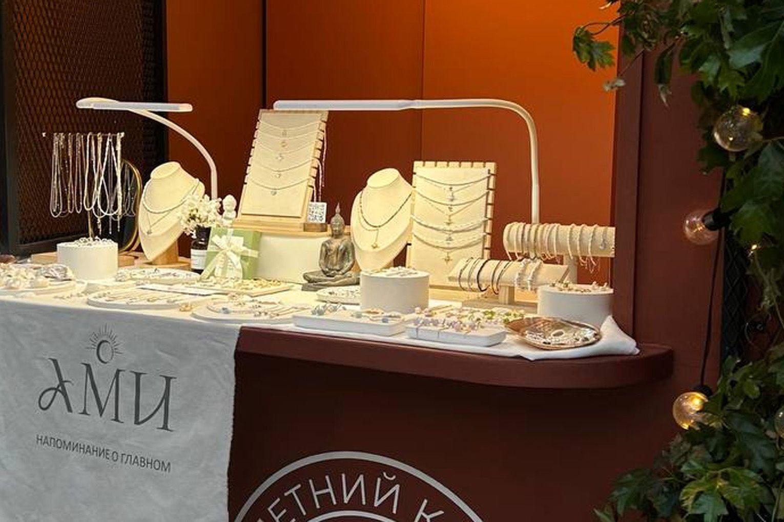 Украшения "Ами", представленные в летнем клубе "Москва" на Тверском бульваре Украшения "Ами", представленные в летнем клубе "Москва" на Тверском бульваре