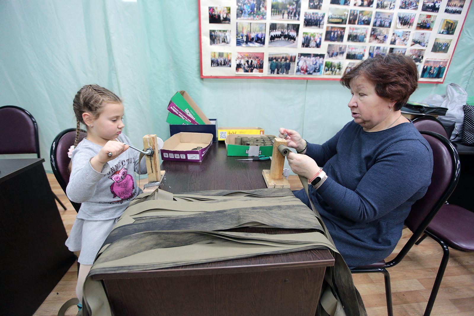 Изготовлением средств маскировки занимаются москвичи всех возрастов