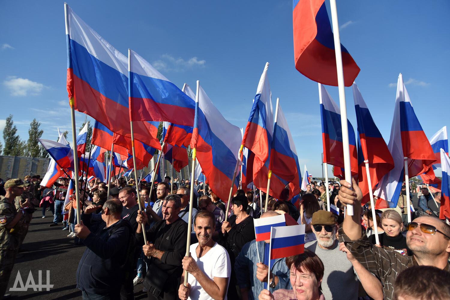 В Донбассе празднуют исторический момент — возвращение на Родину