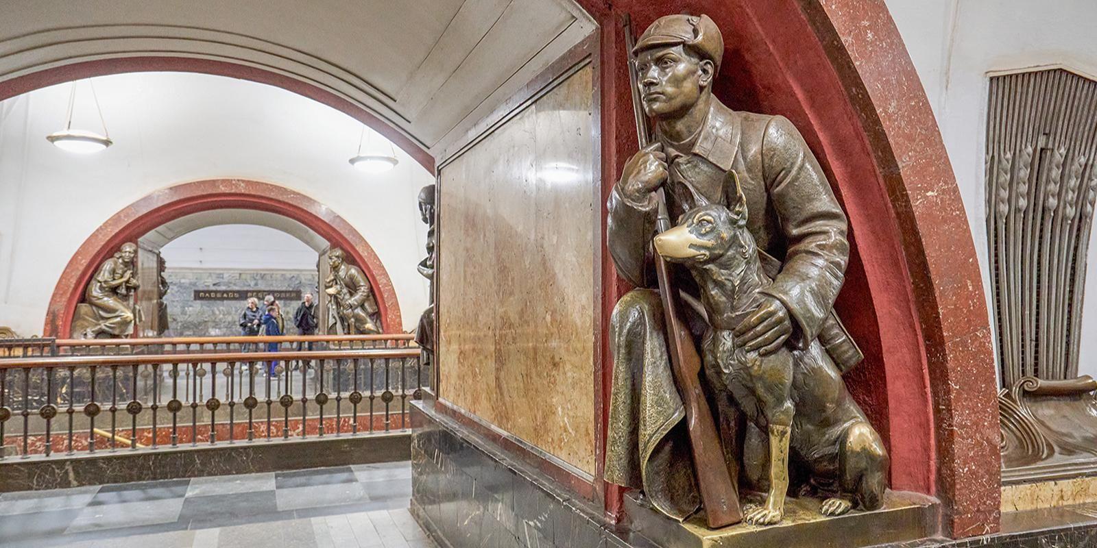 Скульптуры на станции метро "Площадь Революции"