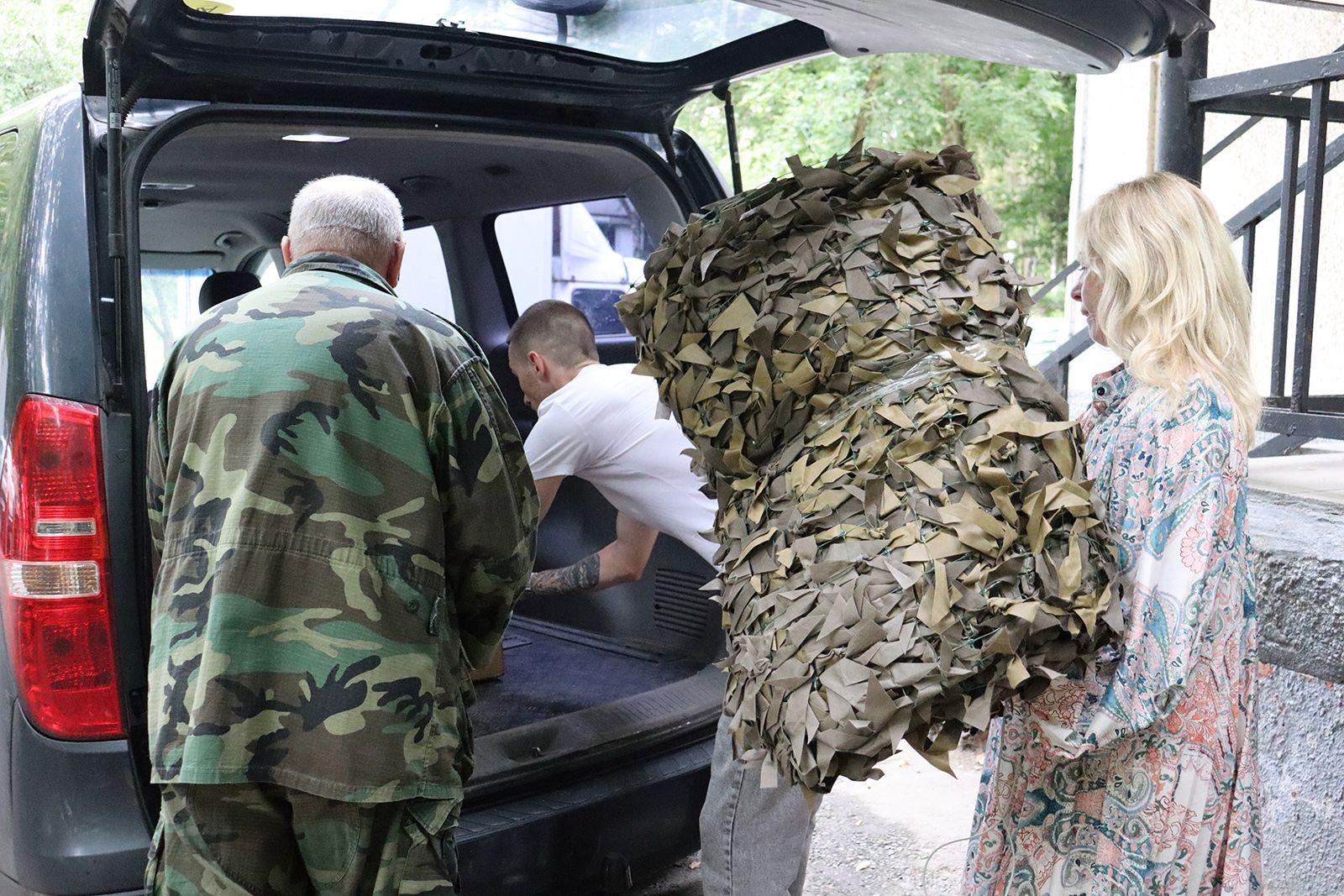 Москвичи сами изготавливают и отправляют полезные вещи для военнослужащих Москвичи сами изготавливают и отправляют полезные вещи для военнослужащих