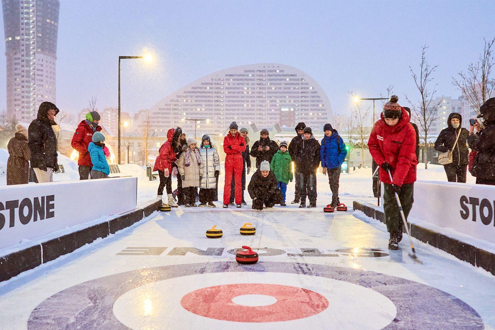 В ходе фестиваля "Зима в Москве" девелоперы знакомили горожан с кёрлингом