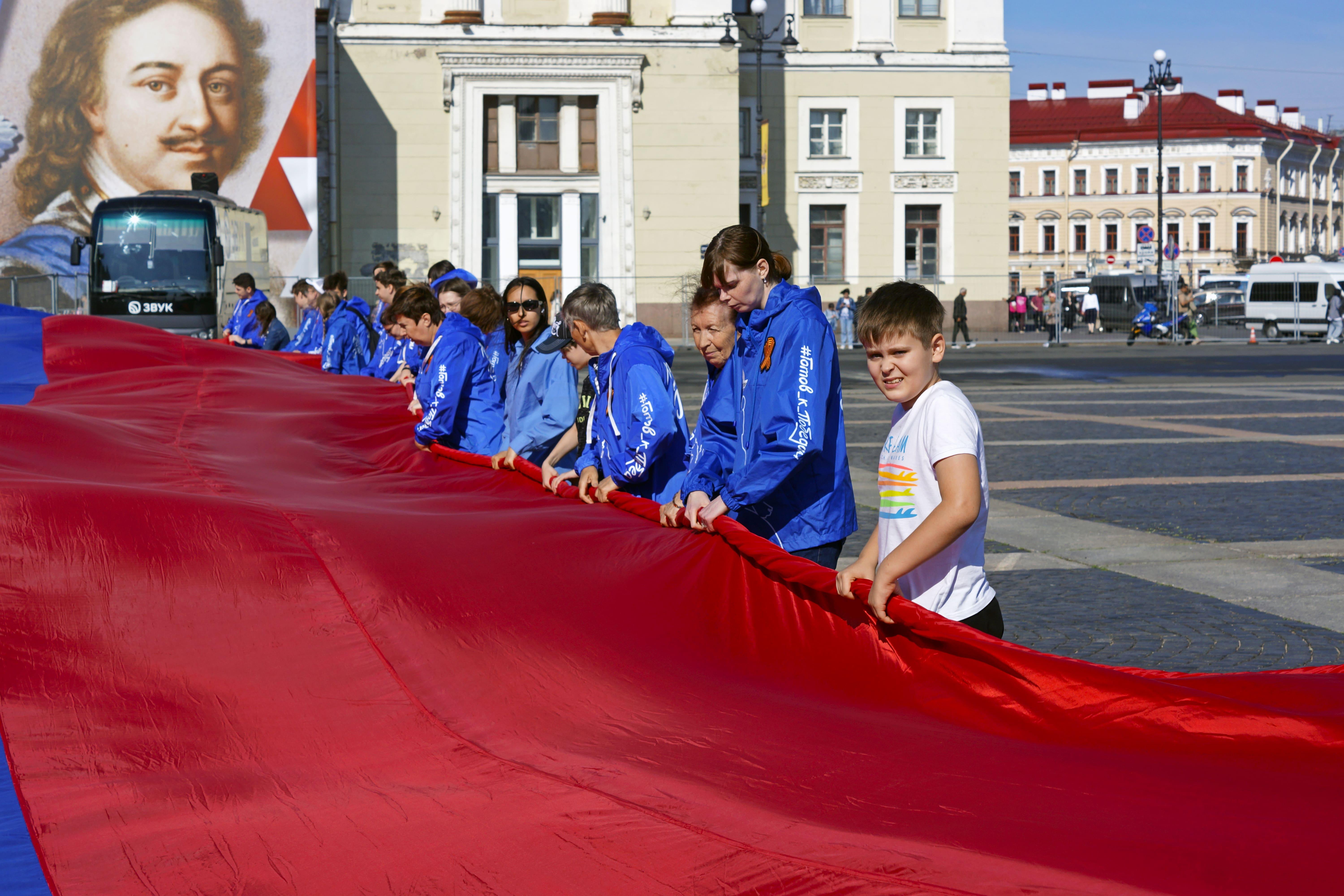 Добровольцы Санкт-Петербурга развернули огромный триколор