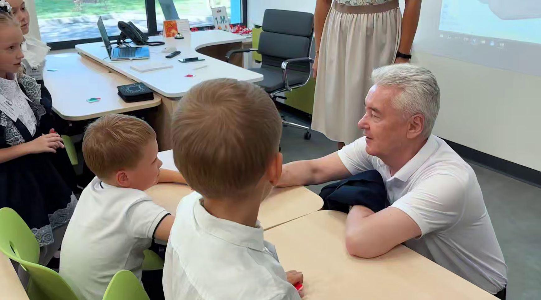 Сергей Собянин и школьники
