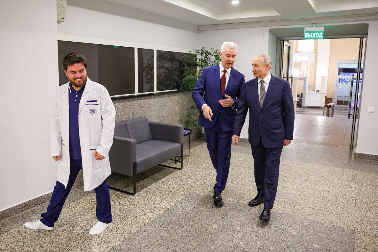 Владимир Путин и Сергей Собянин осматривают центр диагностики и телемедицинских технологий