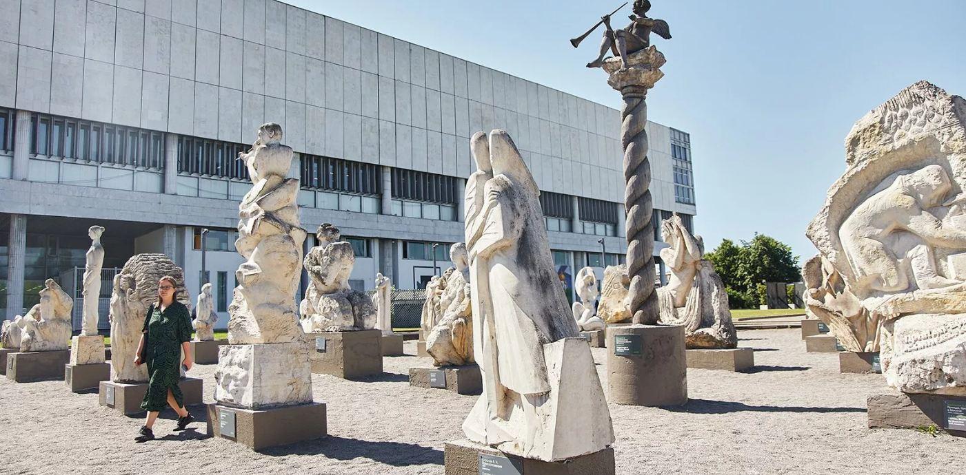 Скульптуры в "Музеоне" (Москва)