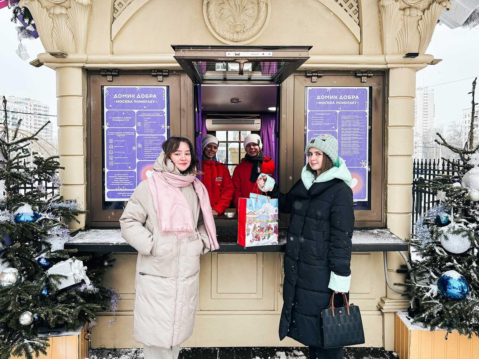 В Москве действуют тысячи волонтёров, а неравнодушные горожане ежегодно отправляют десятки миллионов рублей на благотворительность