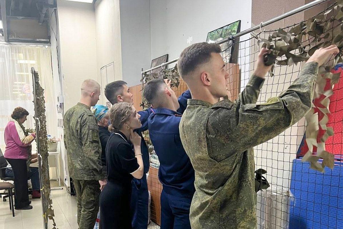 Ежегодно 2 тысячи москвичей присоединяются к плетению маскировочных сетей в рамках проекта "Вяжем-нашим.РФ"