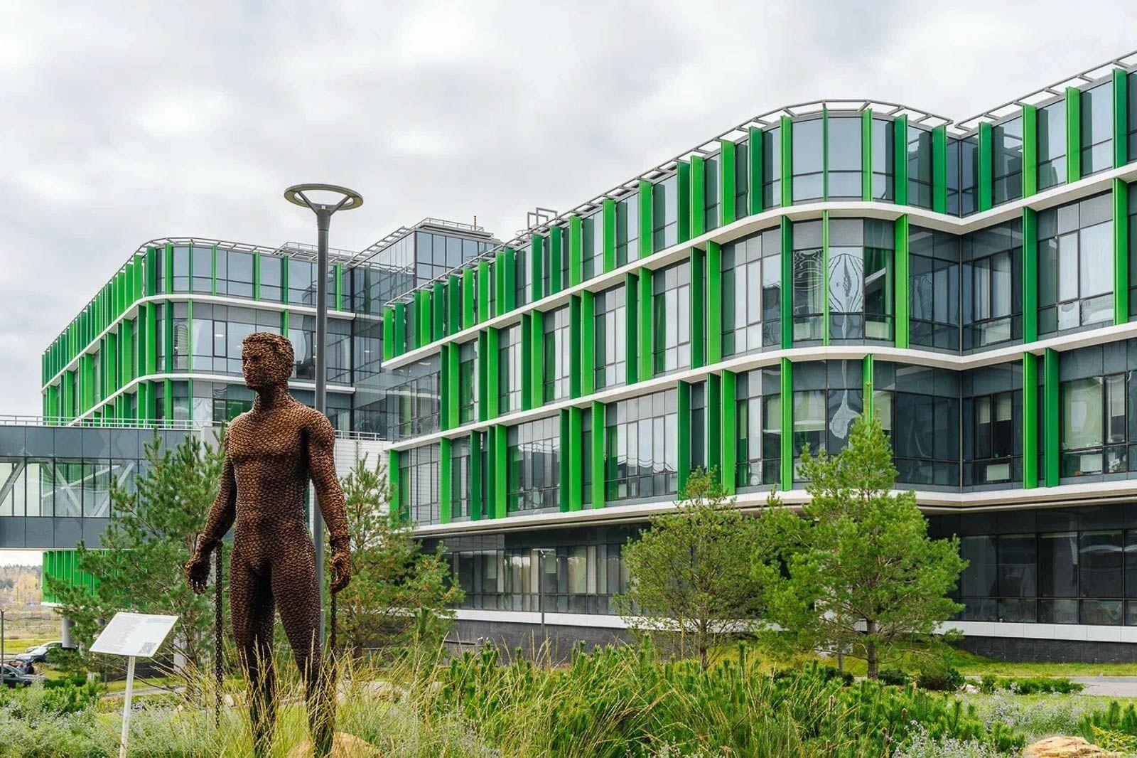 Здание центра хронических болезней в московском международном медицинском кластере в "Сколково"