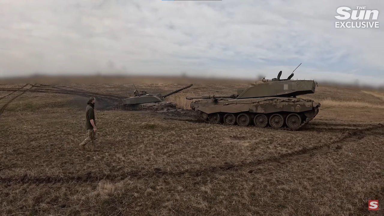 Один украинский Challenger 2 вытаскивает другой из грязи