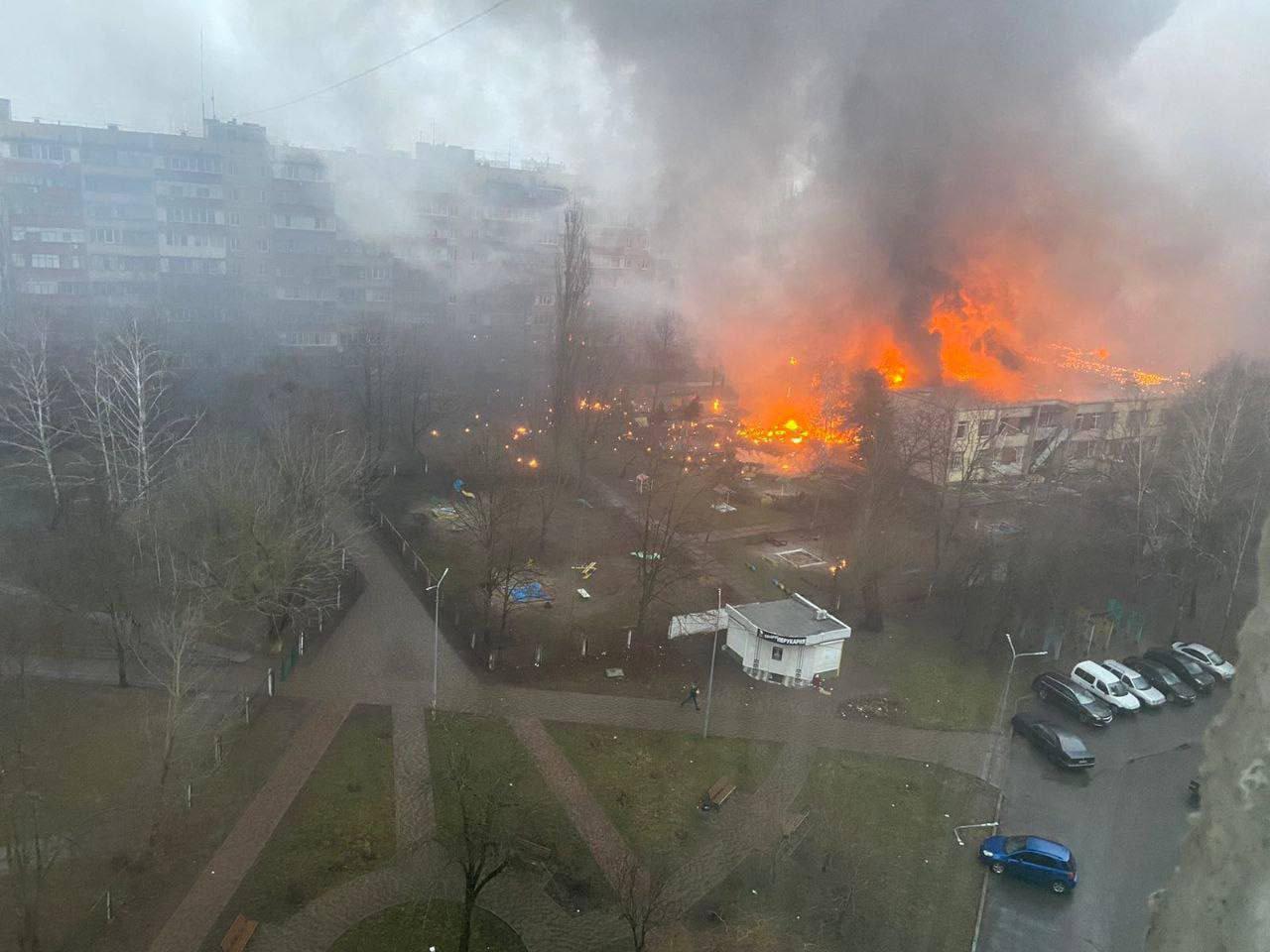 Пожар возле детского сада после падения вертолета в Броварах под Киевом