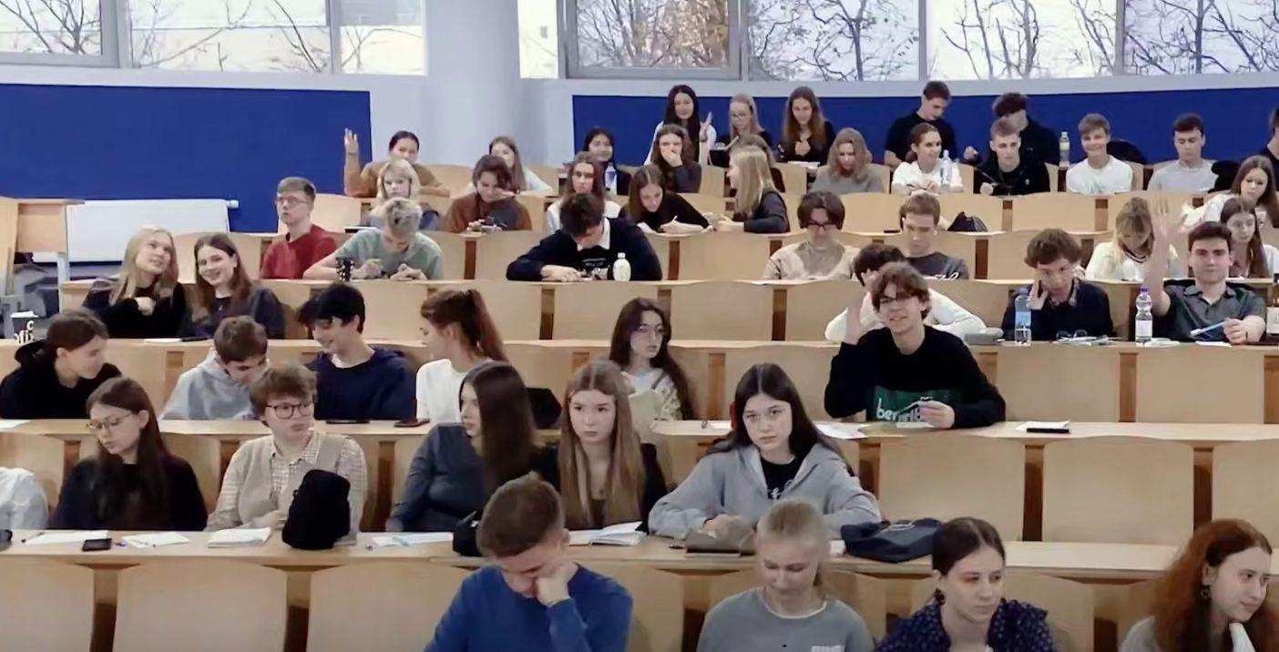 Москва уделяет большое внимание развитию среднего профобразования Москва уделяет большое внимание развитию среднего профобразования