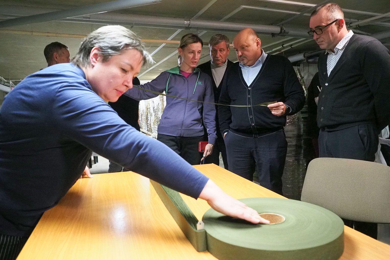 В изготовлении маскировочных сетей принимают участие москвичи всех возрастов