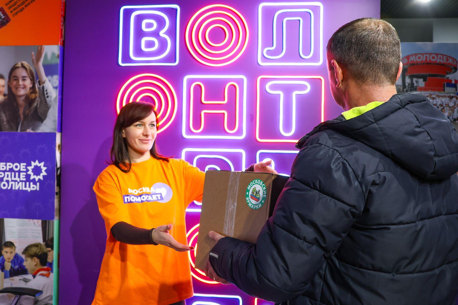 Подарки принимали и сортировали волонтёры