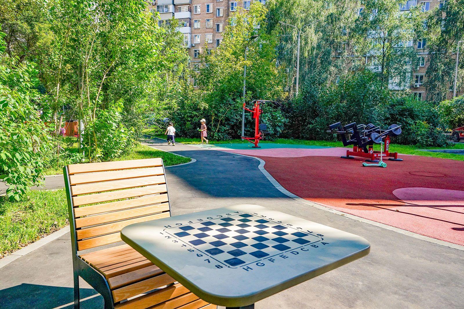 Новые шахматные столики во дворах Москвы