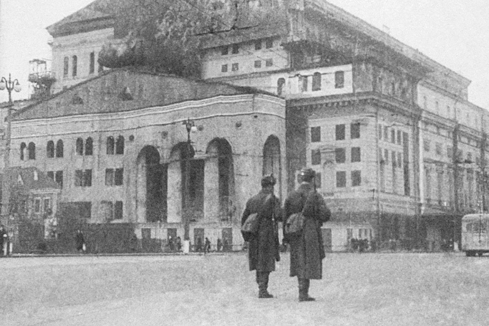 Большой театр, замаскированный в 1940-е Большой театр, замаскированный в 1940-е