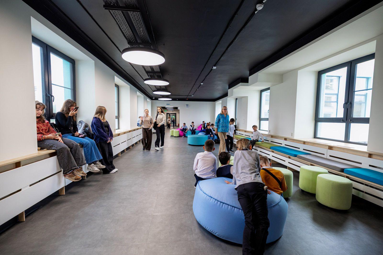 Теперь московские школьники могут "законно" сидеть на специально оснащённых подоконниках