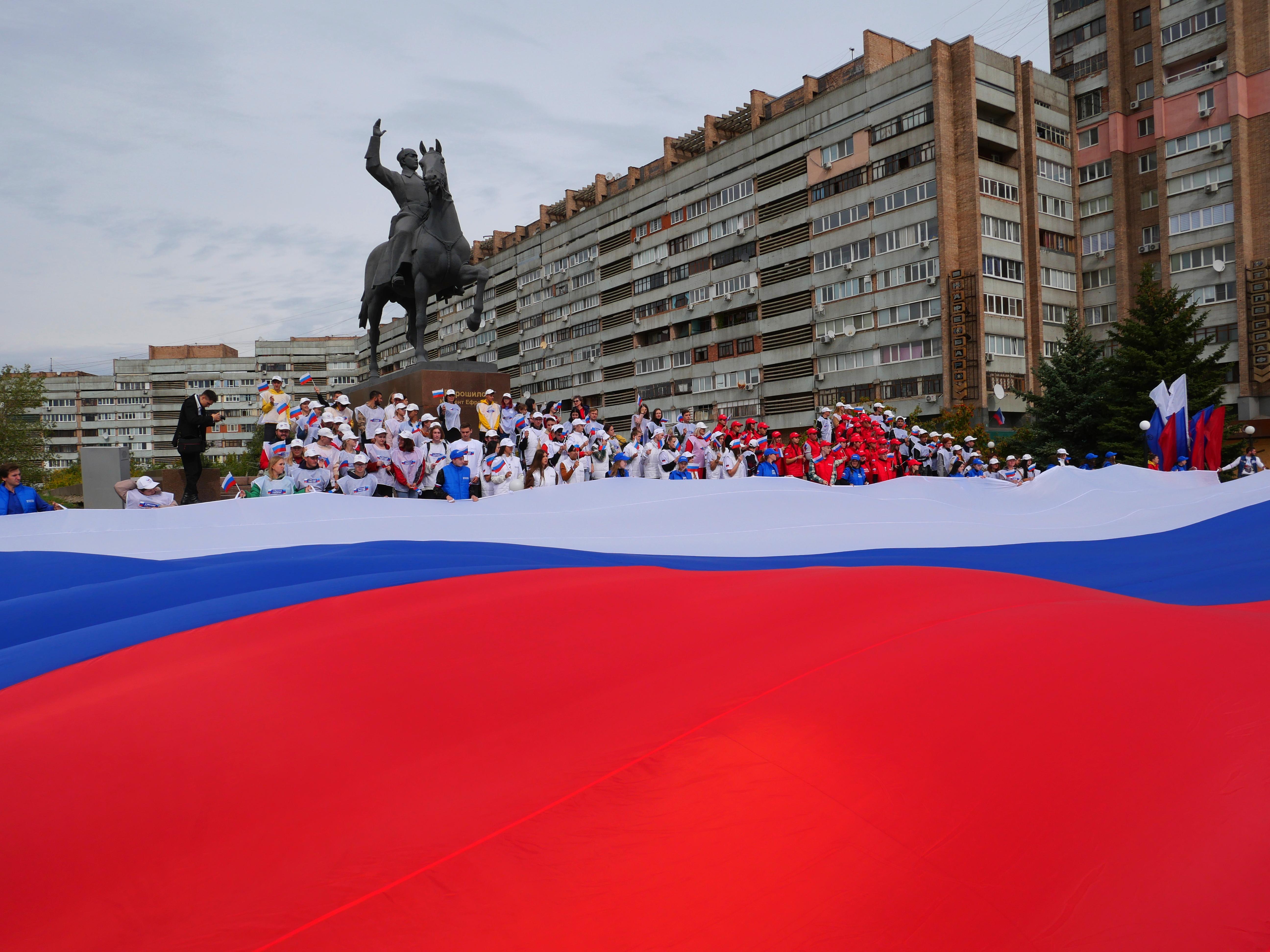 Волонтеры Луганска в итоговый день референдума провели молодежную акцию «С Россией навсегДА!»
