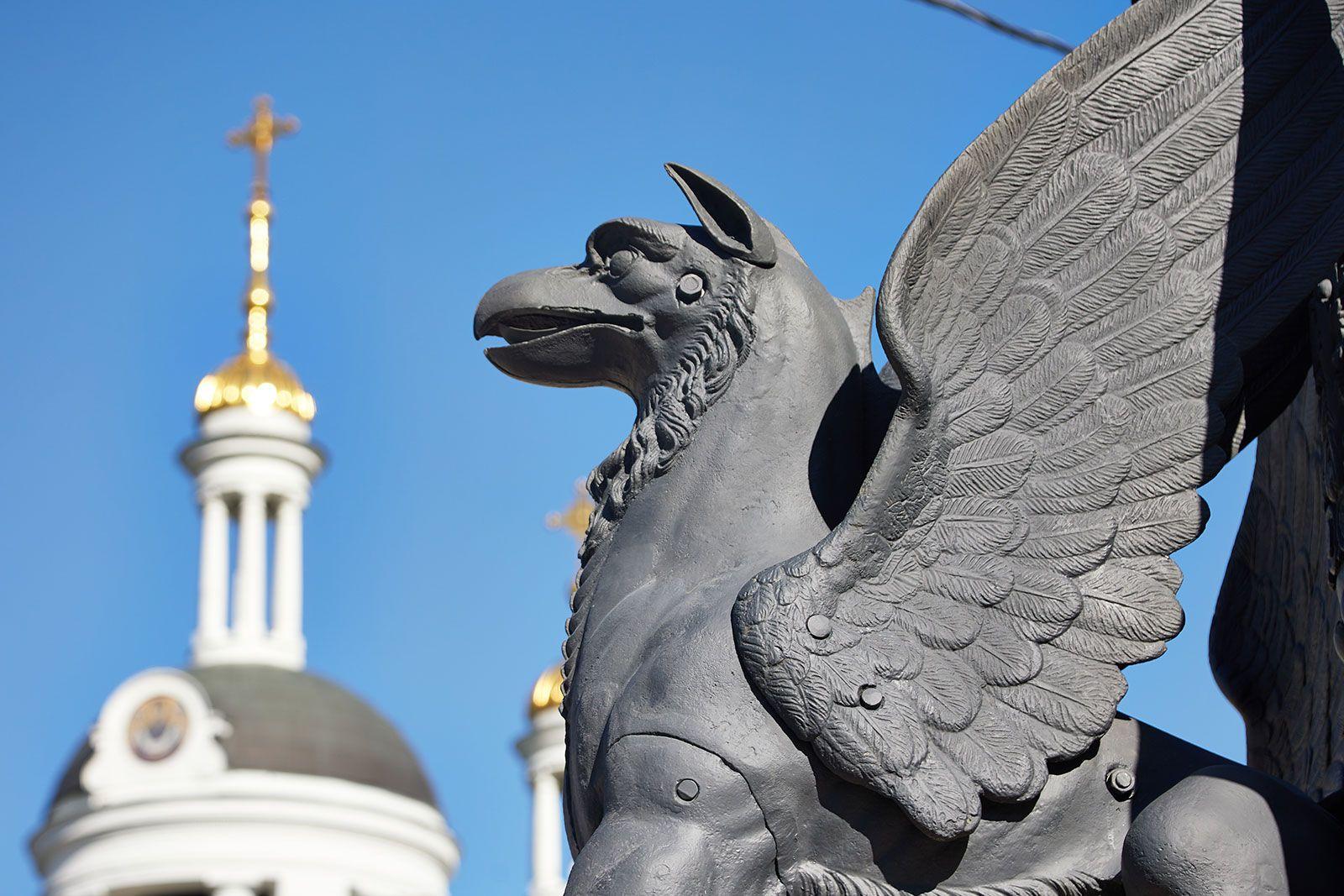 Восстановленные скульптуры грифонов