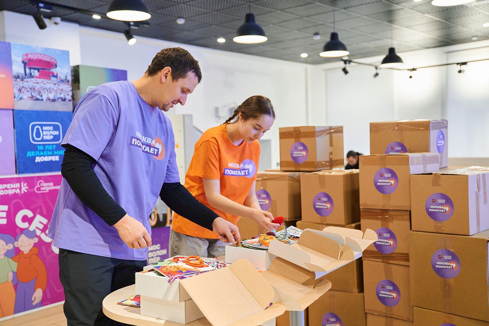Подарки принимают, сортируют, отправляют и даже доставляют на фронт тысячи московских волонтёров