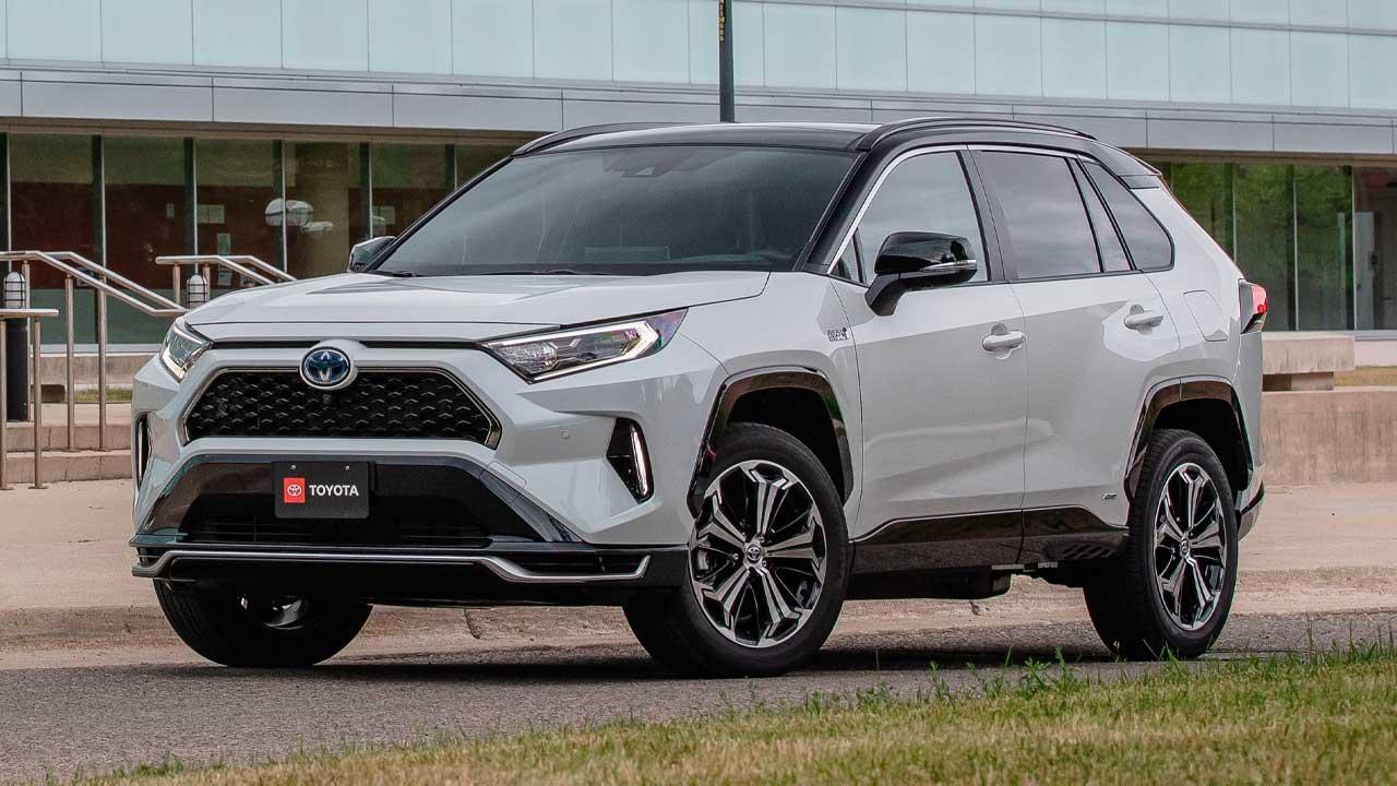 Московские дилеры все ещё продают японский кроссовер Toyota RAV4