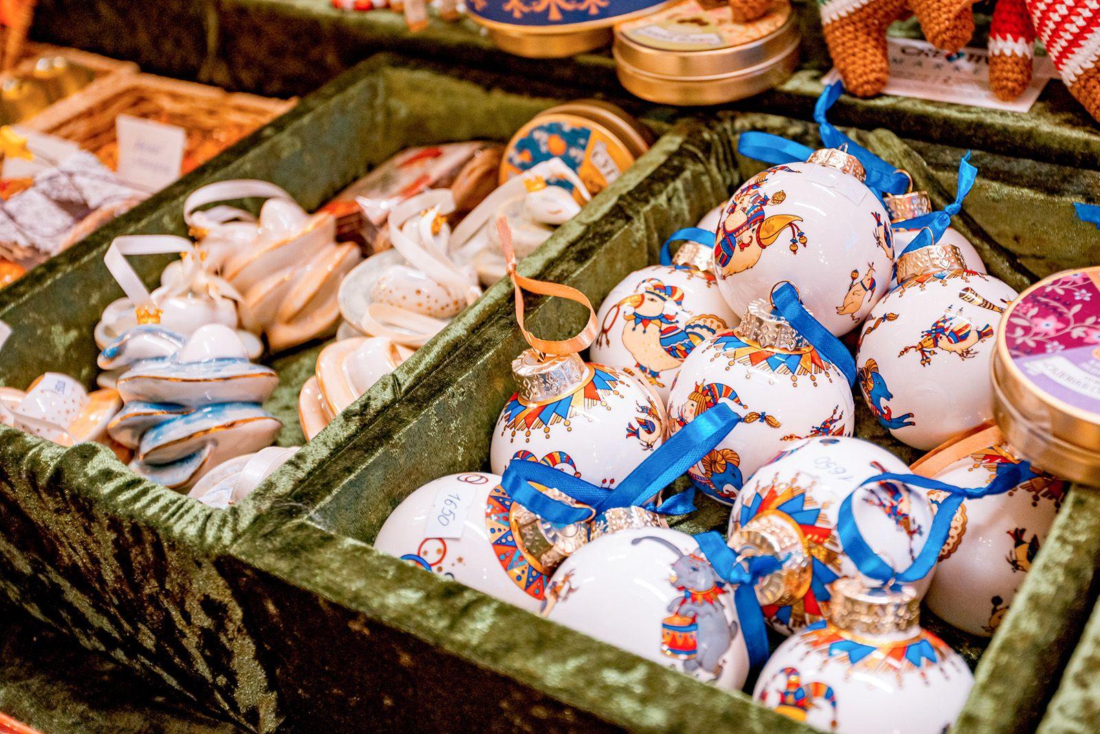 На новогодних ярмарках можно приобрести ёлочные игрушки в традиционном стиле