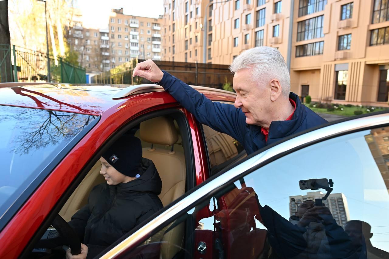 Сергей Собянин вручил семье Зарубеевых автомобиль "Москвич"