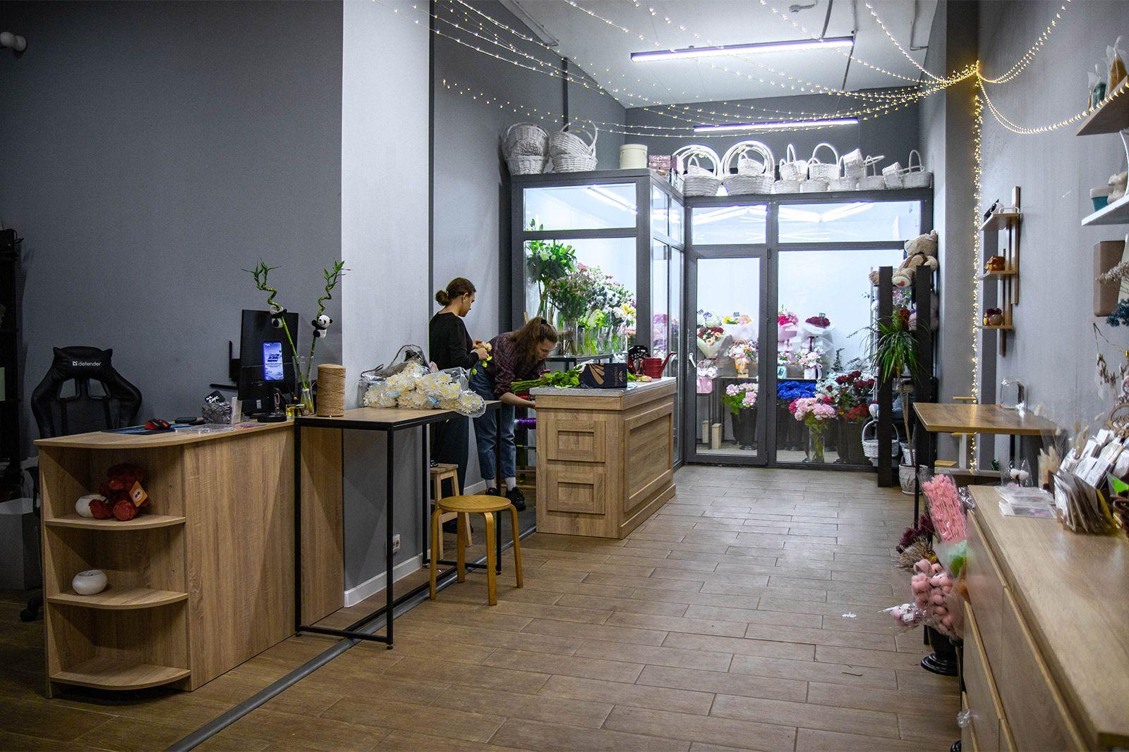 Современные градостроительные практики предписывают отводить первые этажи под объекты малого предпринимательства