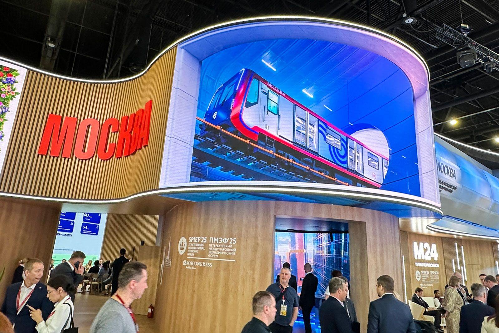 На стенде столицы представлен макет новейшего поезда "Москва-2026" На стенде столицы представлен макет новейшего поезда "Москва-2026"