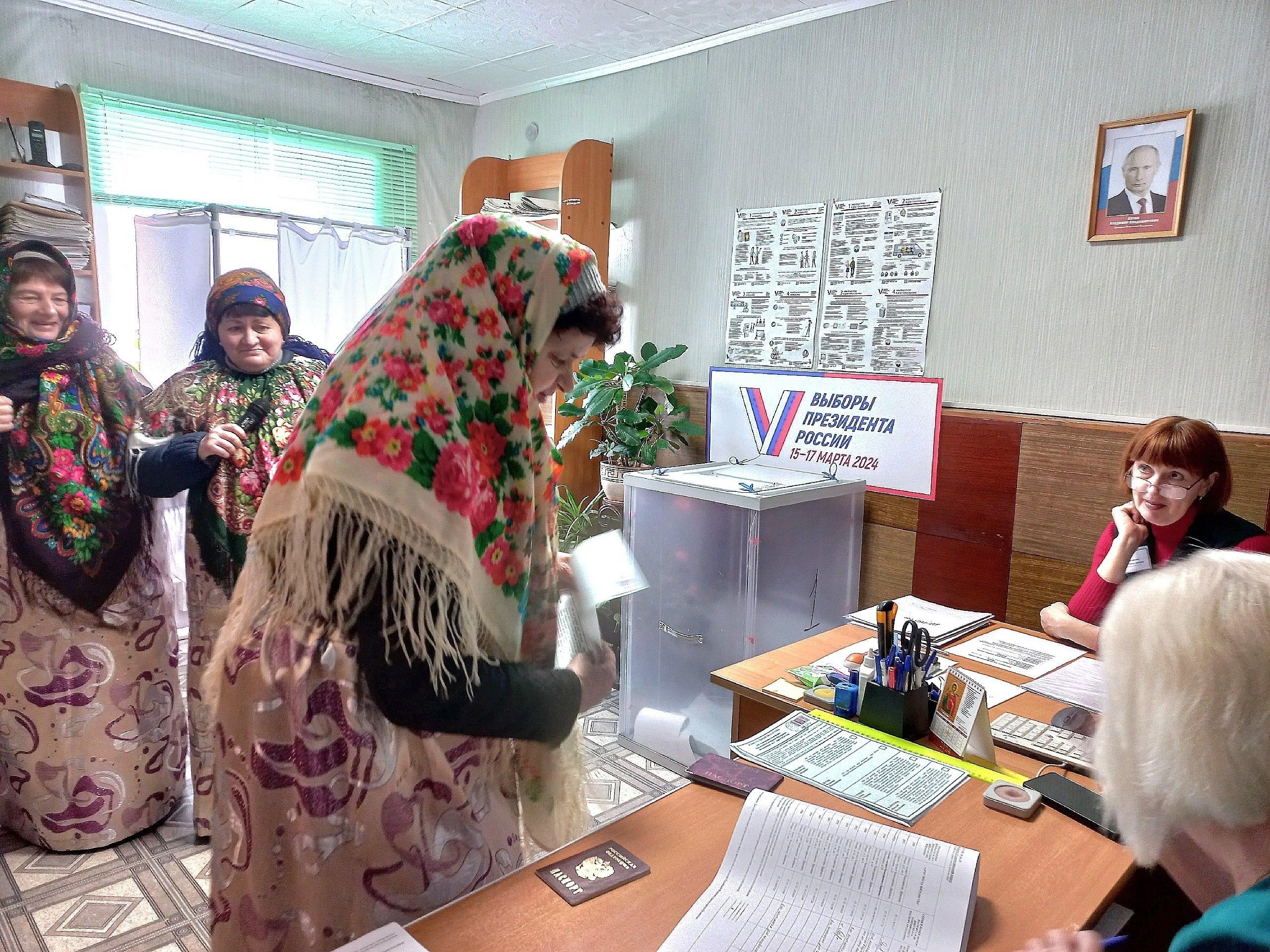 Голосование в русских народных костюмах - отличительная черта липчан