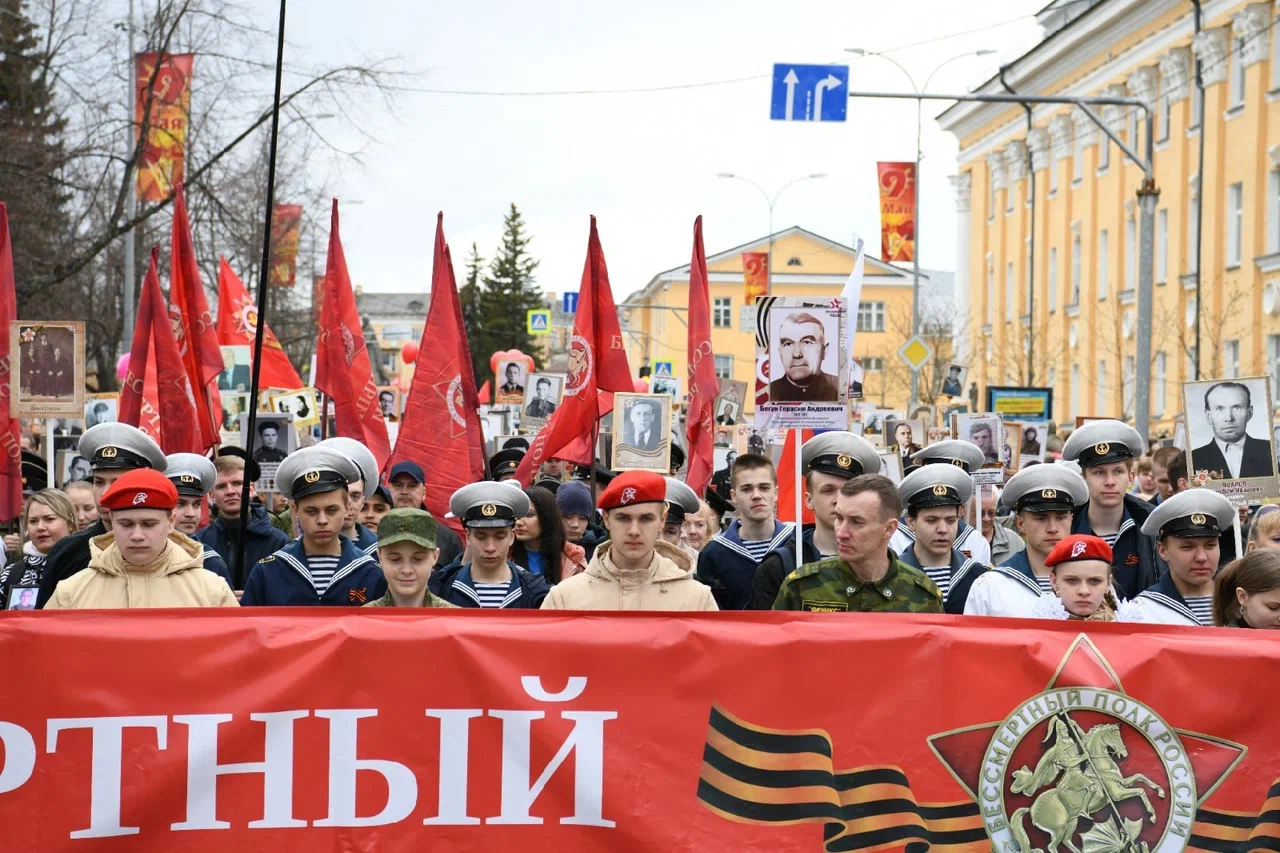 Участники шествия в Петрозаводске "Бессмертного полка"
