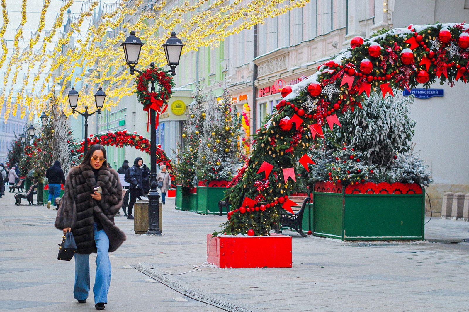 Столица бережно относится к экологии и использует новогодние украшения повторно