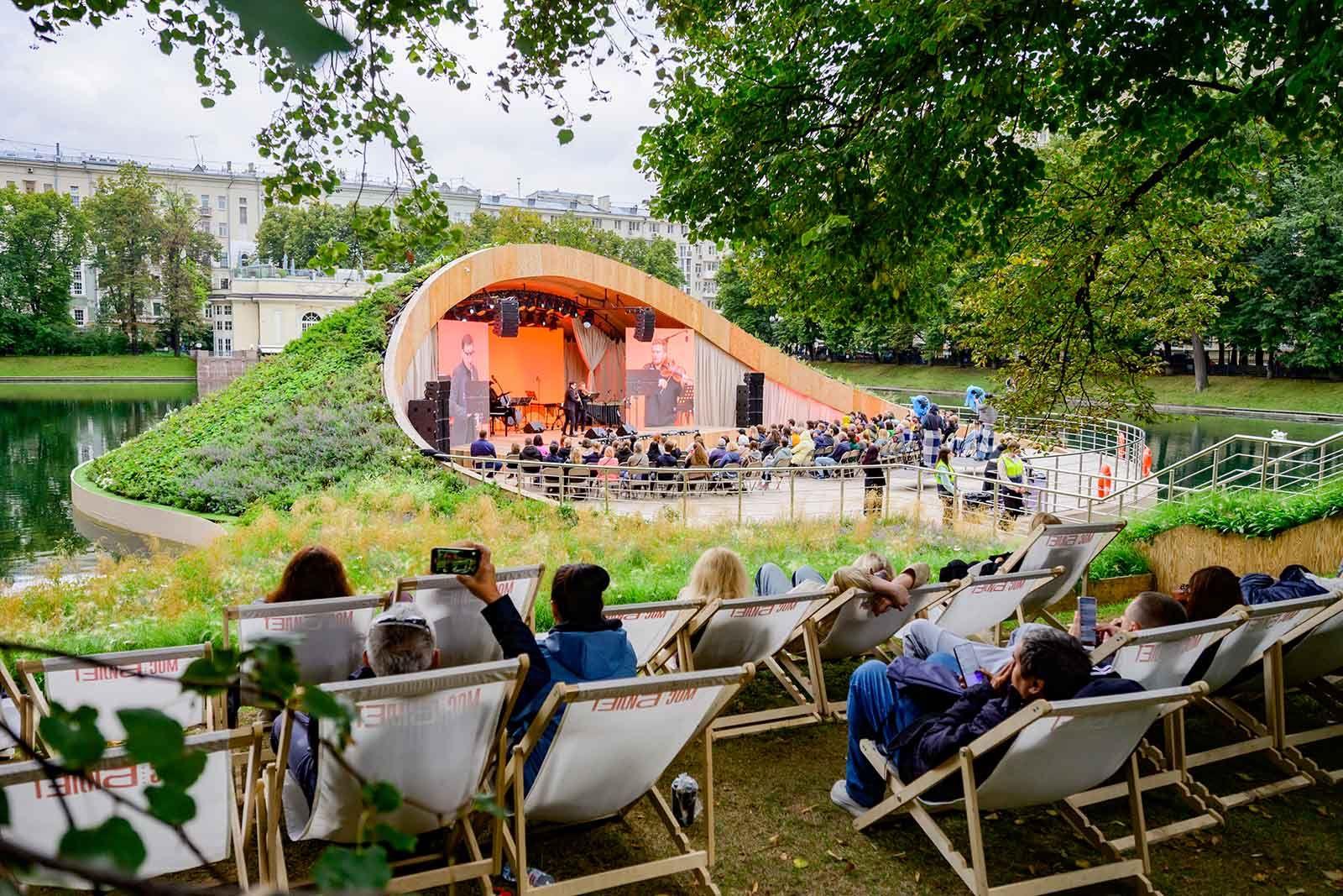 "Театральный бульвар" проходит на десятках площадок под открытым небом