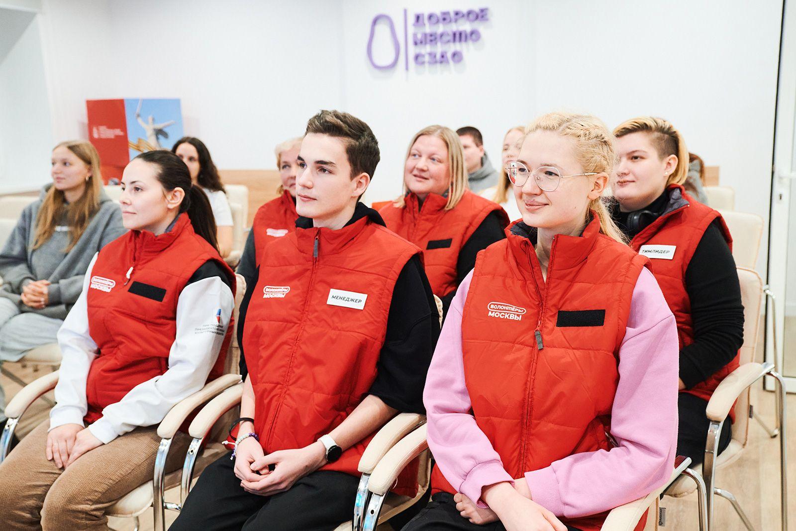 К волонтёрской деятельности подключились десятки тысяч молодых москвичей