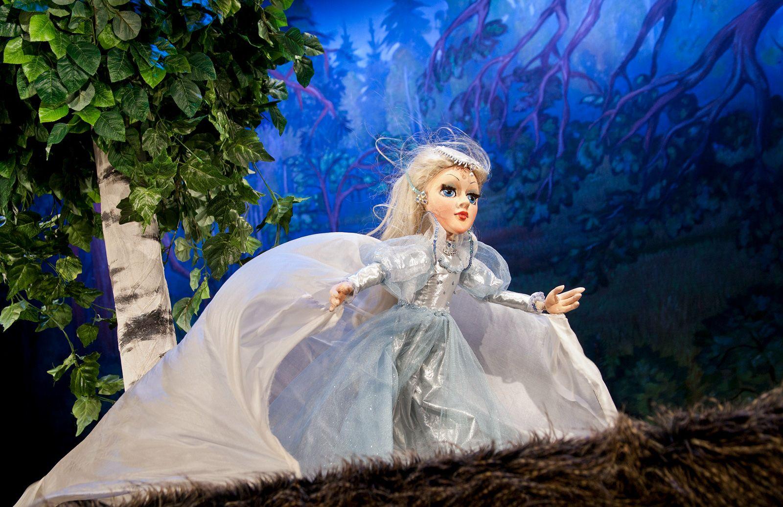 Каждый месяц московские театры дают десятки пьес и спектаклей, рассчитанных на юного зрителя