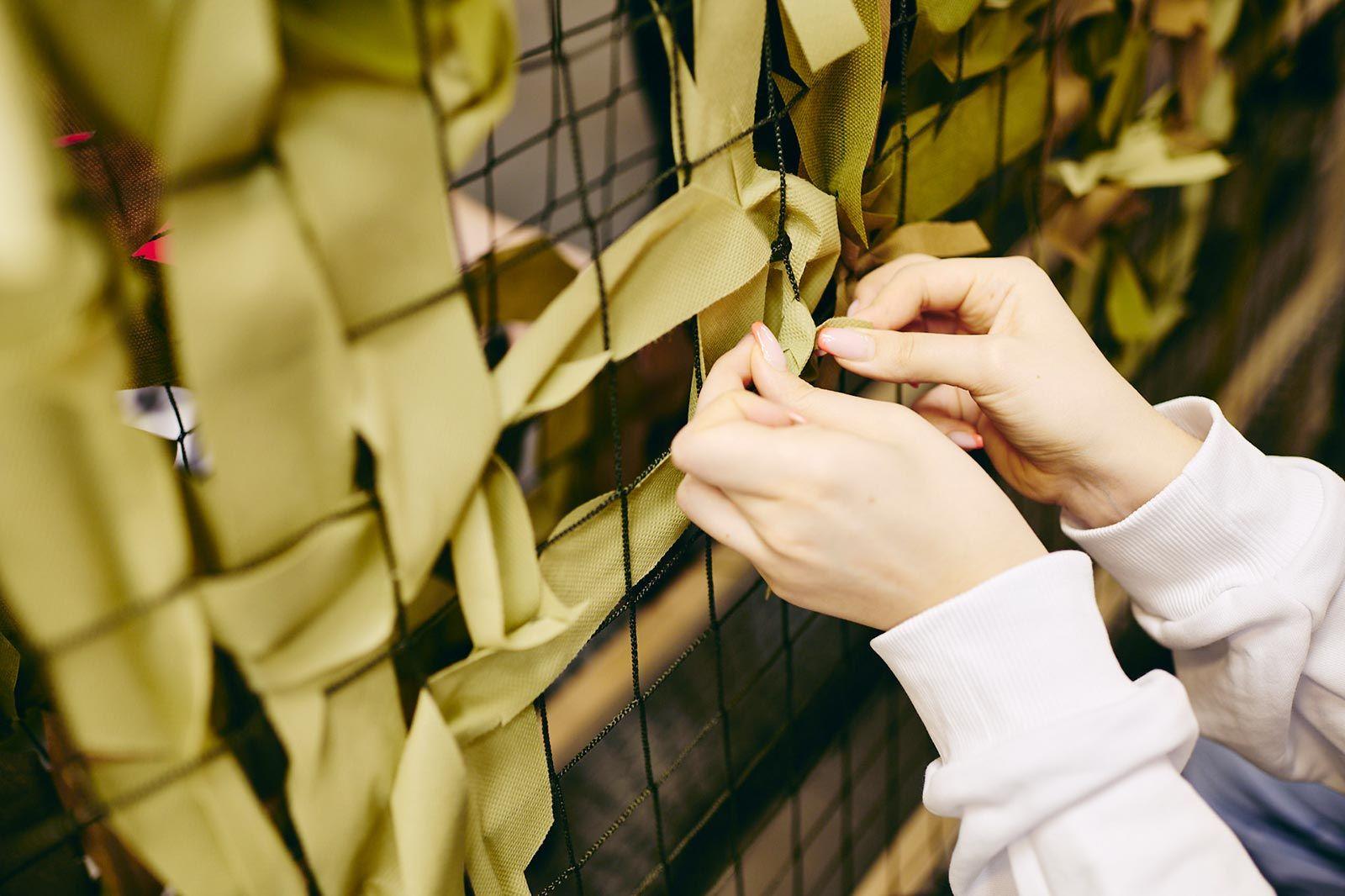 Плетение сетей – важный и всегда востребованный способ помочь бойцам Плетение сетей – важный и всегда востребованный способ помочь бойцам