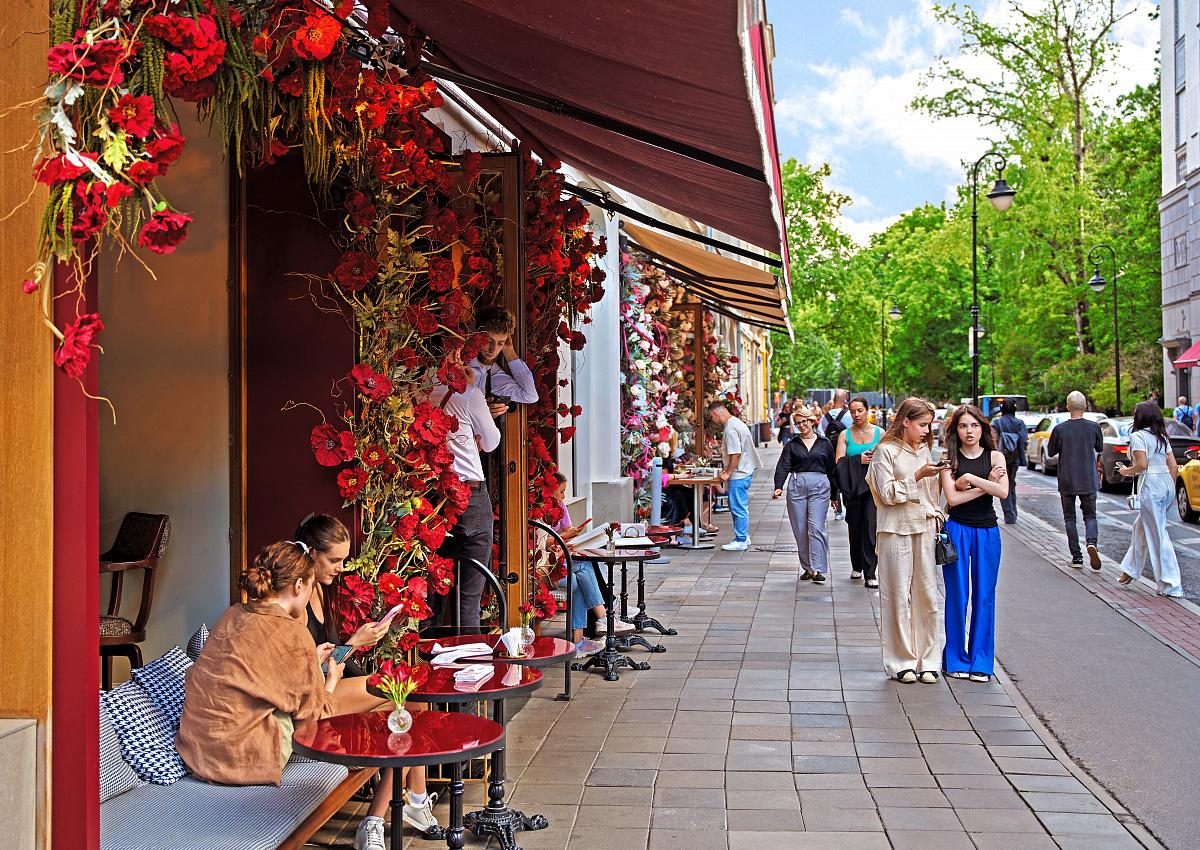 Столичные заведения общепита оформляют входные группы и летом, и зимой