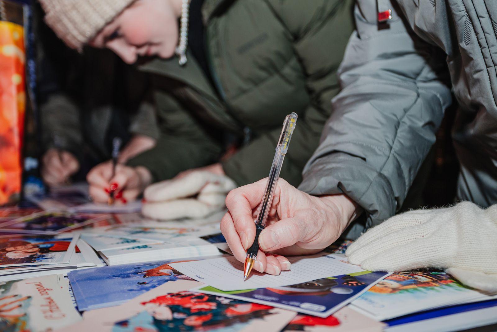 Москвичам также предлагают подписать открытку для бойцов на фронте