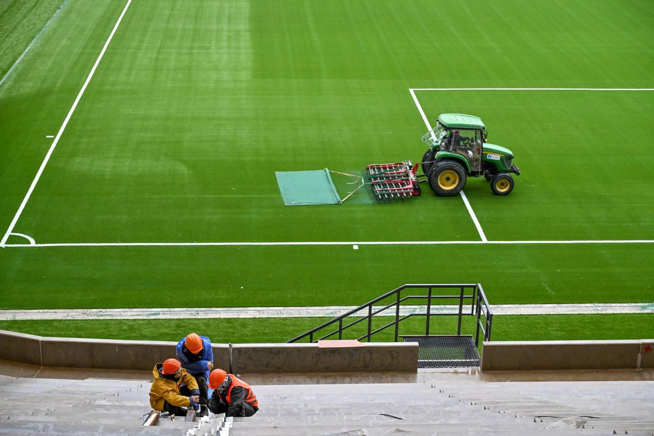 На стадионе уже уложили покрытие двух полей