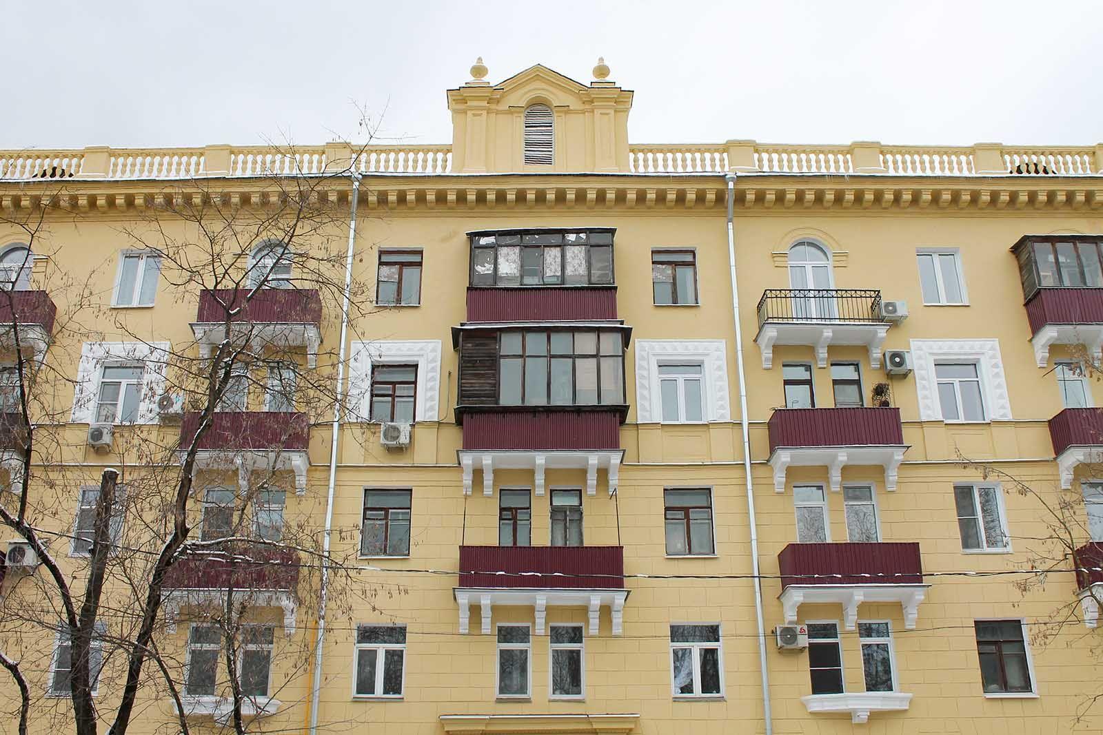 Восстановленный жилой дом, построенный в стиле советского неоклассицизма