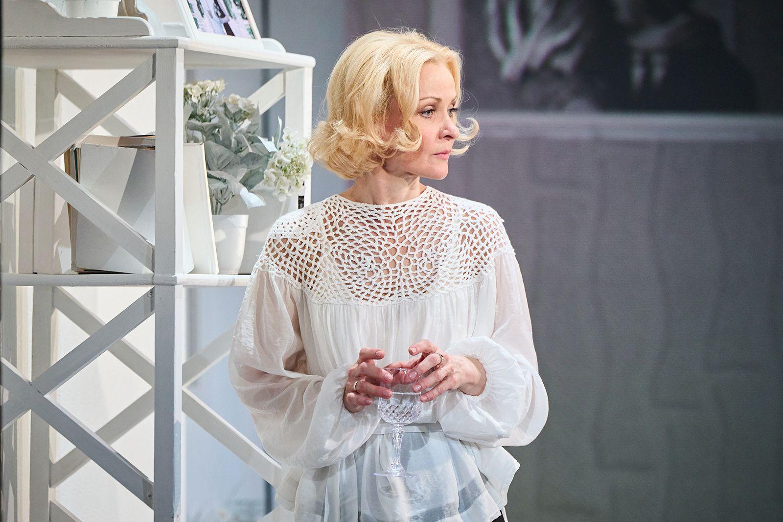 Юлия Пивень в спектакле "Маленькие супружеские преступления"