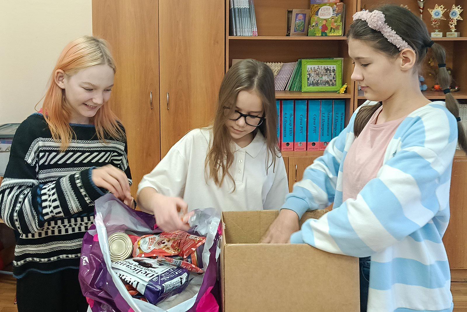 Школьники присоединяются к многим московским гуманитарным акциям