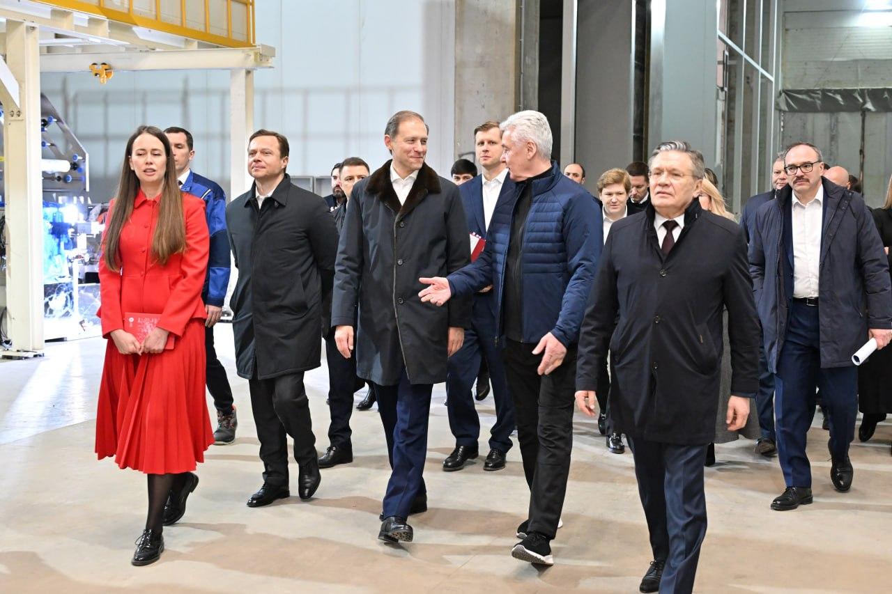 Денис Мантуров и Сергей Собянин во время посещения строящегося завода по выпуску аккумуляторных батарей Денис Мантуров и Сергей Собянин во время посещения строящегося завода по выпуску аккумуляторных батарей