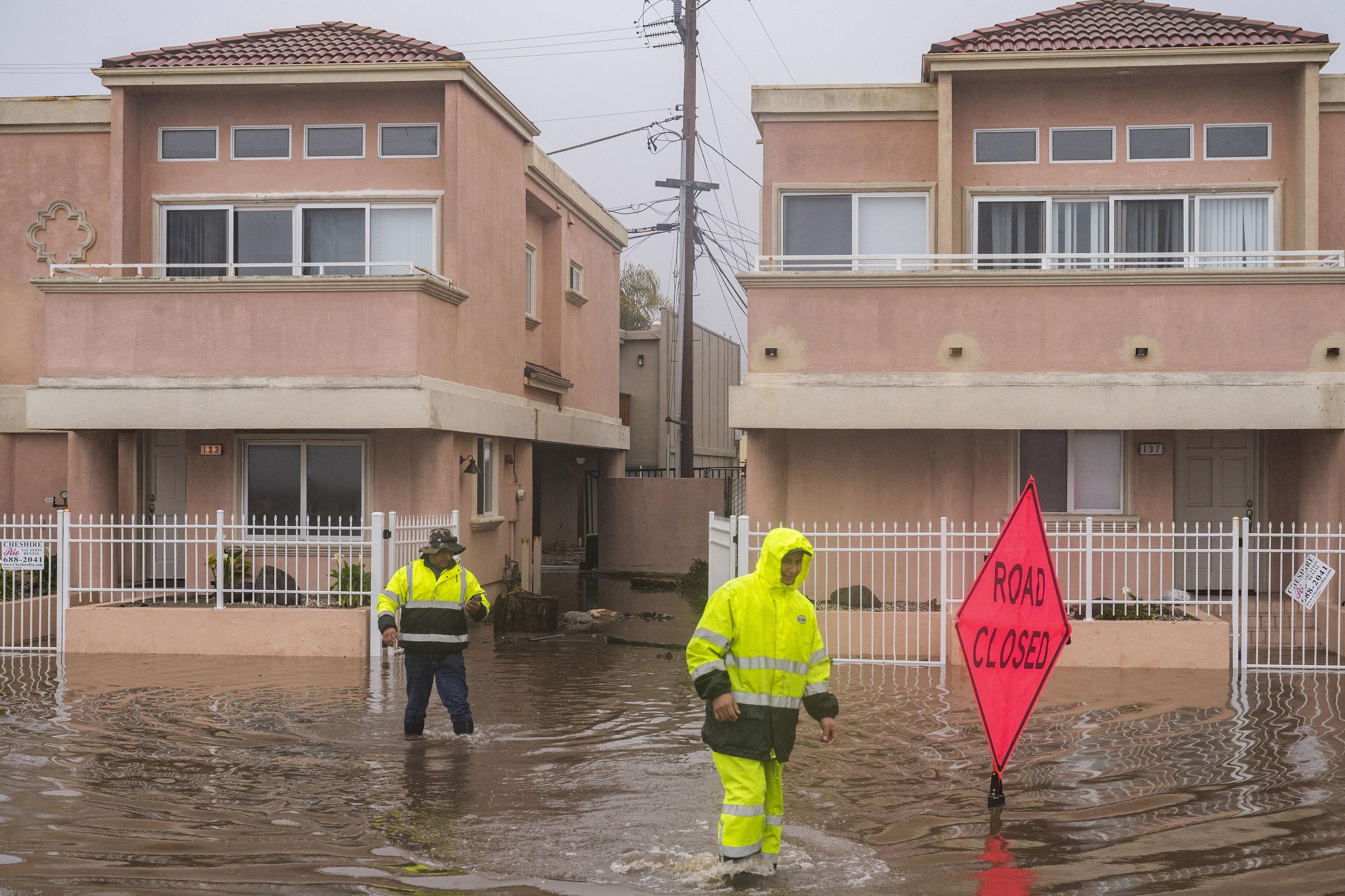 Эвакуированы жители "города миллионеров" Монтесито в Калифорнии