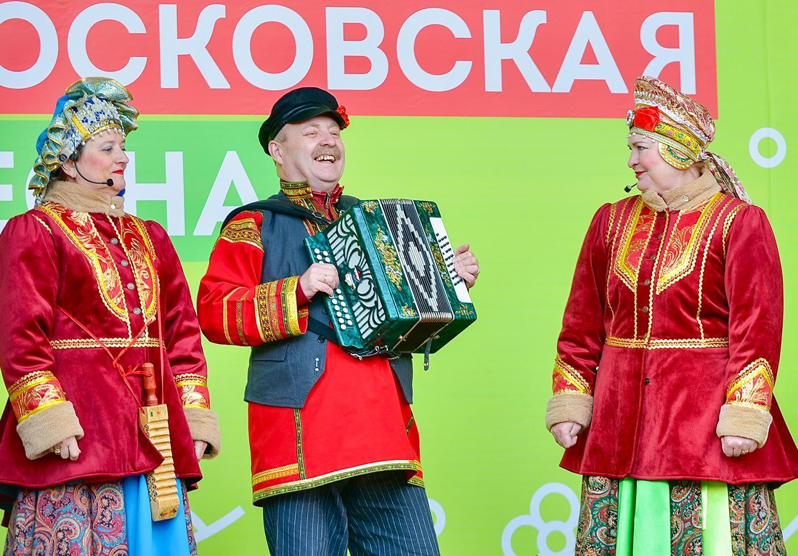 Выступление фольклорного коллектива на фестивале "Московская весна"
