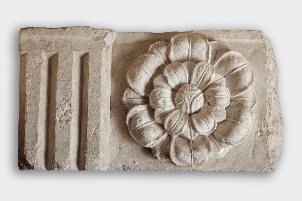 Старинный артефакт на выставке "Архитектура древнего города. Люди и технологии" Старинный артефакт на выставке "Архитектура древнего города. Люди и технологии"