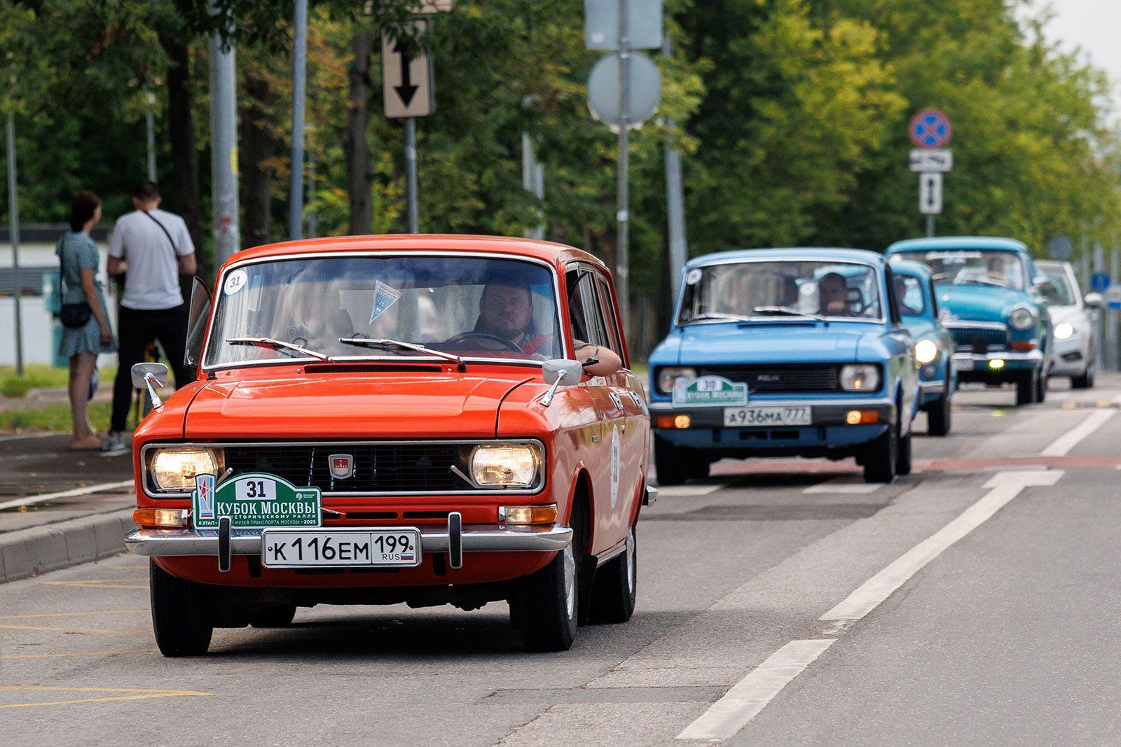 В программу фестиваля входит заезд 100 экипажей на классических автомобилях с заданиями на ориентирование В программу фестиваля входит заезд 100 экипажей на классических автомобилях с заданиями на ориентирование