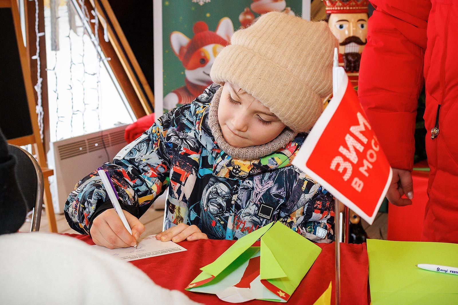 На творческих занятиях дети из Москвы готовят открытки для бойцов на линии фронта