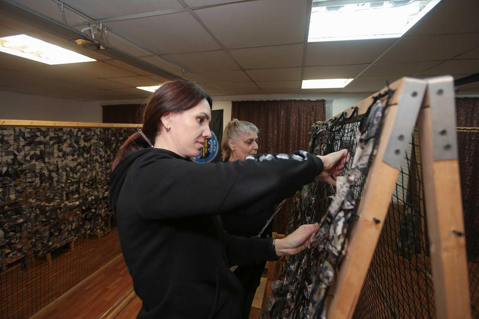 Плетение маскировочных сетей для нужд фронта